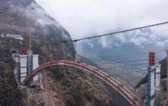 完成吊装承建的纳晴高速乌蒙山大桥右幅主拱圈顺利完成合龙