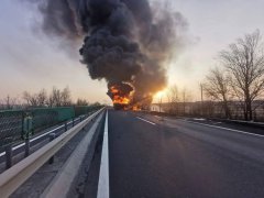 冒着滚滚浓烟拿起车上的灭火器跳下车就向着火点跑去