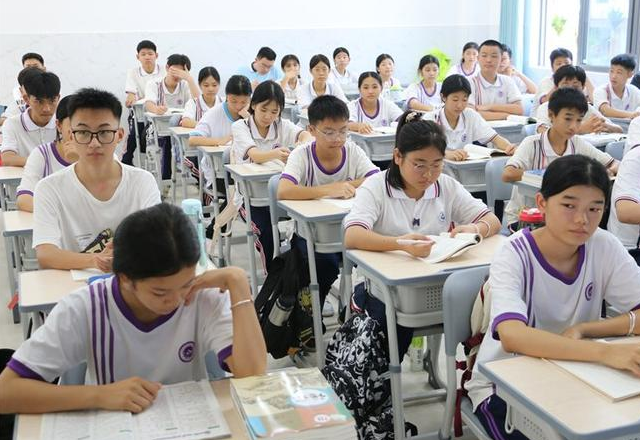 学生们则需求自主判断其是否契合自己的需求并进一步提出修改