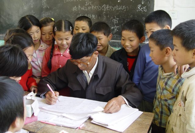 向好而变校园教育设施健全教育环境美了村庄教师待遇也大大提升