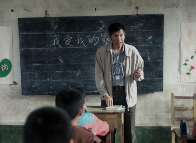 继续加快边远艰苦地区村庄学校教师周转宿舍建设完善以公租房