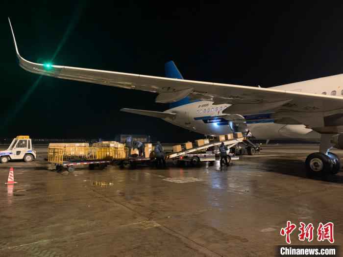  24吨各类防疫物资运抵中国北疆