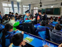 指派专人在课间巡查等方式确保学生课间活动安